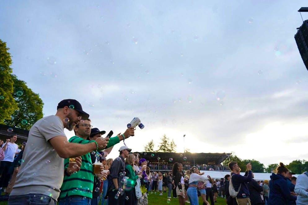 Ski Aggu Gurtenfestival. How beautiful are soap bubbles, please? Of course, these were also a must at the concert.