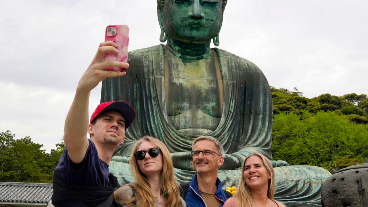 Tourism. More tourists than ever in Japan in the first half of the year