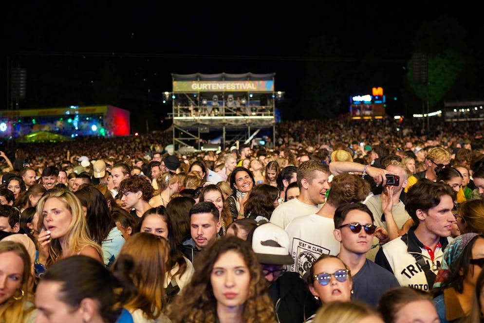 Macklemore Gurtenfestival. Vor dem Konzert: Riesige Menschenmasse wartet auf Macklemore.