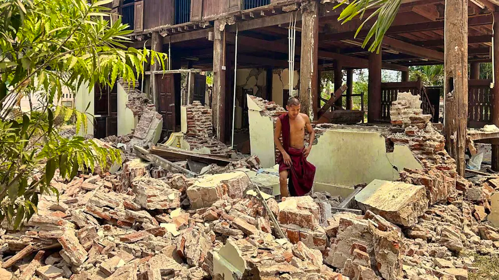 Un monaco buddista si trova tra le macerie di un edificio danneggiato in un complesso monastico dopo un terremoto. Immagine simbolica. Foto: Aung Shine Oo/AP/dpa
