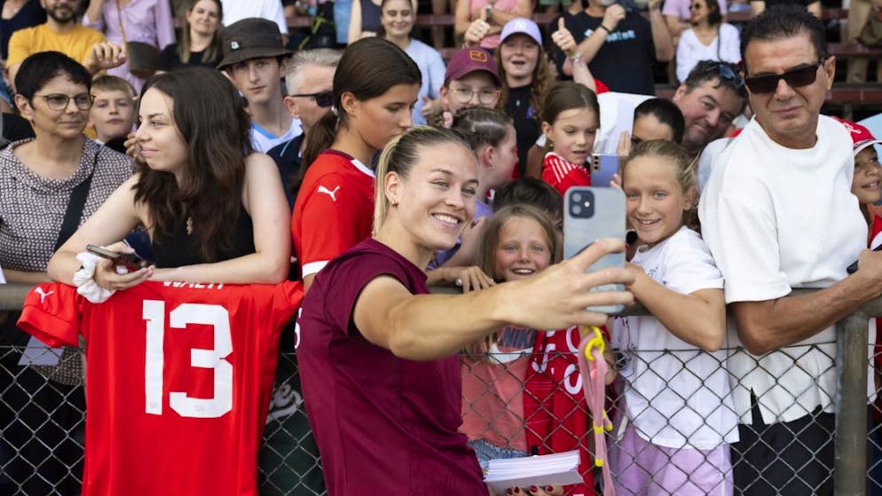 Nadine Riesen posa per un selfie con i tifosi. Per questi europei allo stadio vanno soprattutto famiglie.
