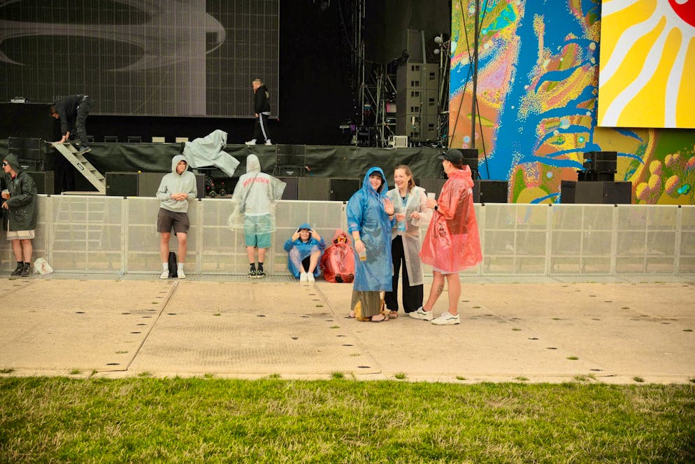 Rain Gurtenfestival. The visitors are equipped.