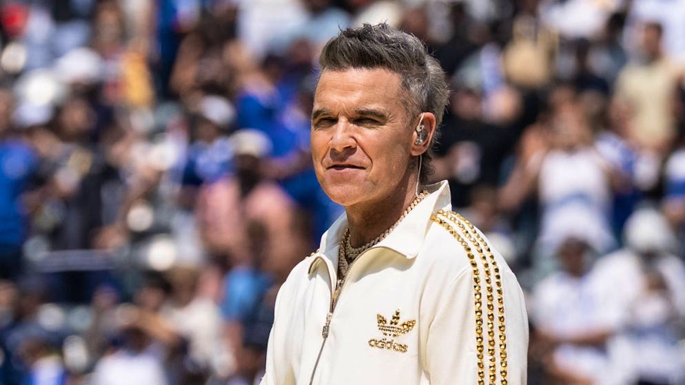 Sfide continue. Robbie Williams in lacrime sul palco: «Mia madre non mi riconosce più»