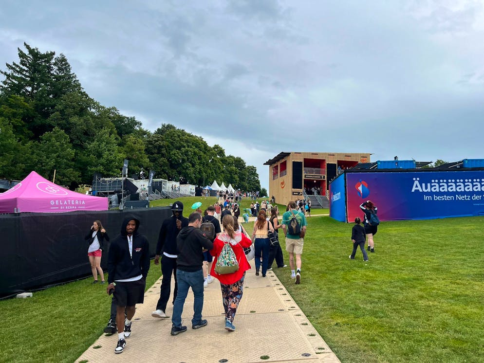 Der Regen scheint Nebensache zu sein.