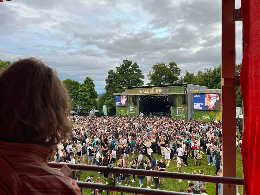 Vor der Waldbühne warten die Leute auf Jule X.