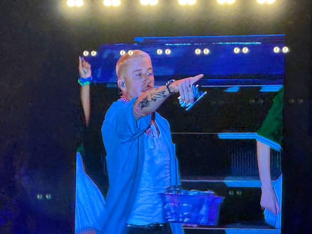 Macklemore mit einer Capri-Sun in der Hand.