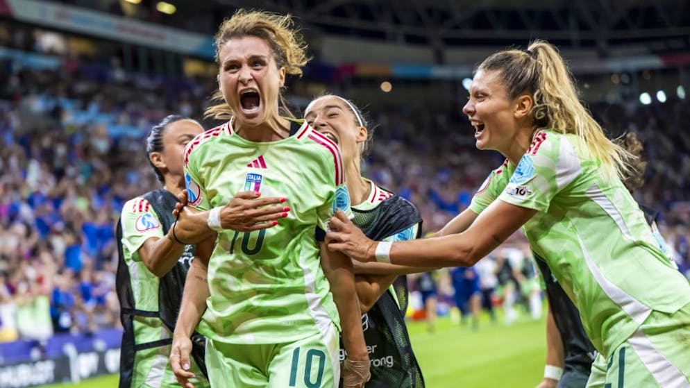 Nicht mehr zu halten: Doppel-Torschützin Cristina Girelli jubelt mit ihren Teamkolleginnen über den Halbfinal-Einzug