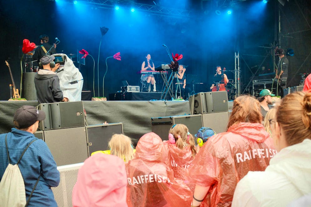 The tippets stay on.