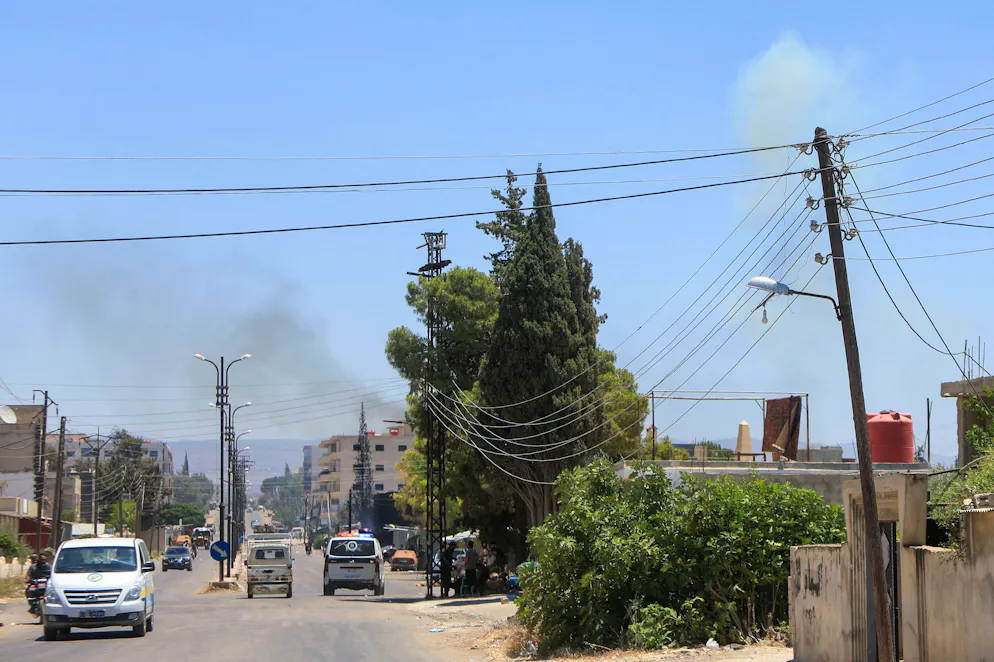 De la fumée se dégage lors de frappes israéliennes dans les environs de la ville de Sweida, dans le sud de la Syrie, le 16 juillet 2025.