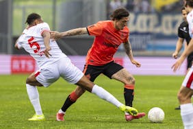 Noe Sow (SIO), gauche, lutte pour le ballon avec Steven Zuber (FCZ), droite, lors de la rencontre de football de Swiss Super League entre le FC Sion, SIO, et le Zuerich, FCZ, ce dimanche 4 mai 2025 au Stade de Tourbillon a Sion. (KEYSTONE/Cyril Zingaro)