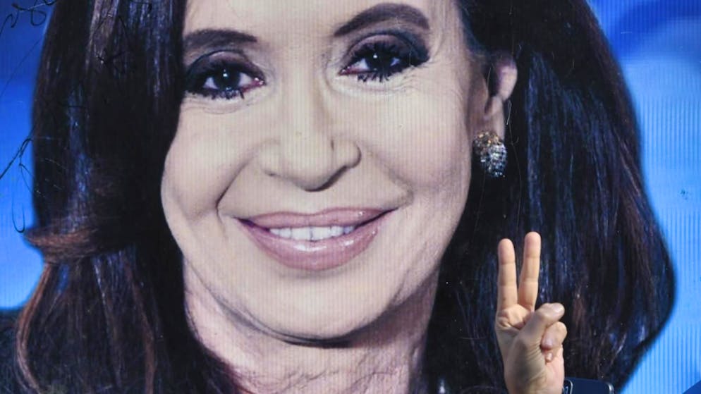 Un portrait de Cristina Kirchner brandit par des partisans devant chez elle, où l'ex-présidente argentine est assignée à résidence. (Photo d'illustration).