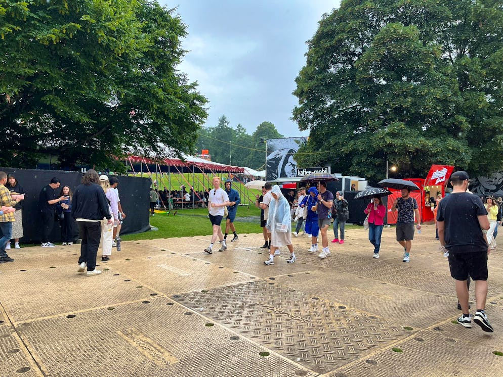 Regen Gurtenfestival. Auch Regenschirme findet man viele.