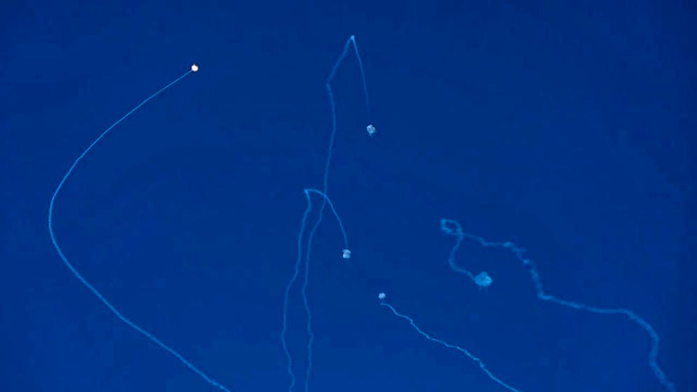 ARCHIVE - The Israeli Iron Dome air defense system fires to intercept missiles. Photo: Baz Ratner/AP/dpa/Archive image