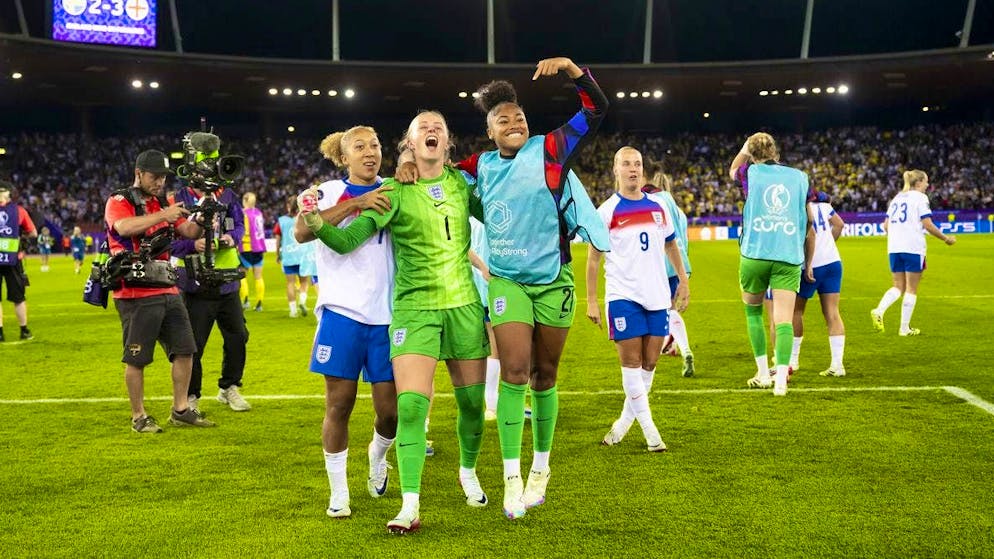 Becomes the match winner in the penalty shoot-out: goalkeeper Hannah Hampton.