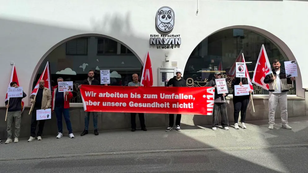 Manifestazione a St. Moritz. Unia accusa un dirigente di GastroGrigioni di condizioni di lavoro inaccettabili, lui nega