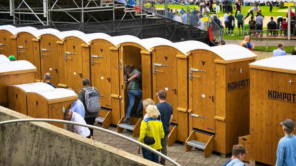 A row of Kompotoi toilet facilities at the 128th Northeastern Swiss Wrestling Festival, photographed on Sunday, June 30, 2024 in Meilen. (KEYSTONE/Christian Beutler)