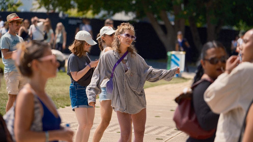 Bisher sind heute deutlich weniger Menschen als gestern Nachmittag auf den Gurten gepilgert. Aber die, die da sind, haben Spass und ganz viel Platz zum Tanzen.