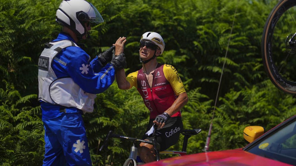 Le Français Bryan Coquard reçoit des soins médicaux après s'être blessé à la main droite dans la zone de ravitaillement.