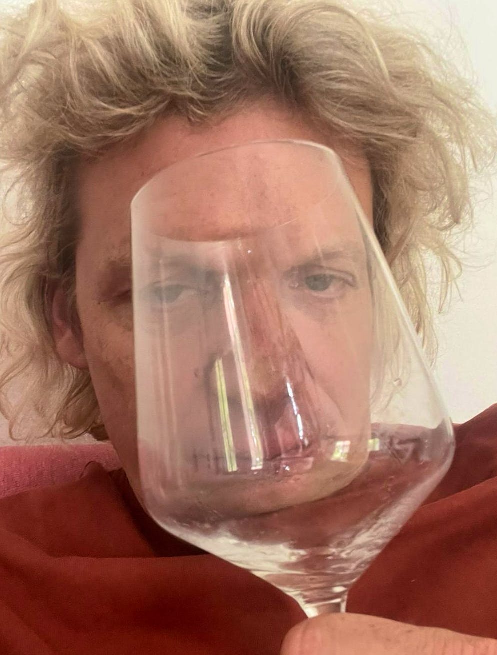 Das alles wär nie passiert ohne Prosecco: Musiker Dabu Bucher heute Morgen kurz nach dem Aufstehen.