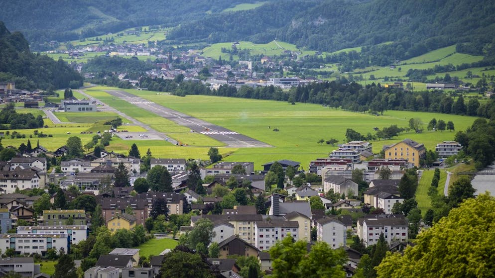 Blick auf den Flugplatz Mollis. Ende August steht dort eine prunke Arena.