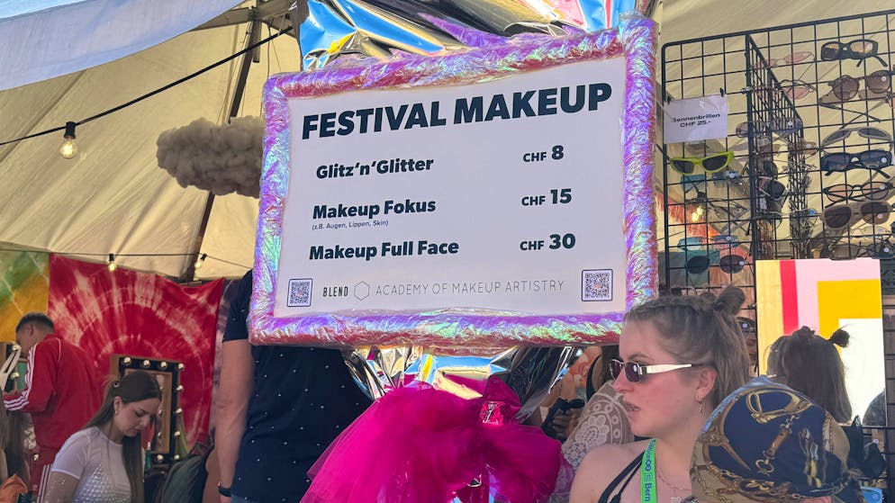 Glitzer, Glitter und Makeup: An diesem Stand auf dem Festivalgelände werden Gurten-Besucher*innen aufgehübscht.