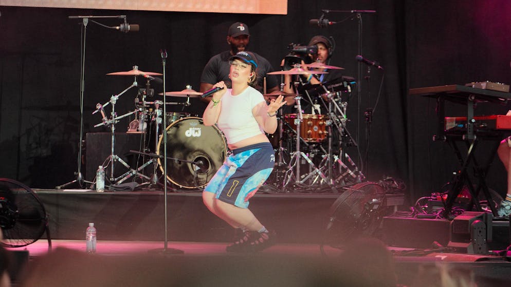 Die britische Sängerin Lola Young nimmt nur selten ein Blatt vor den Mund.