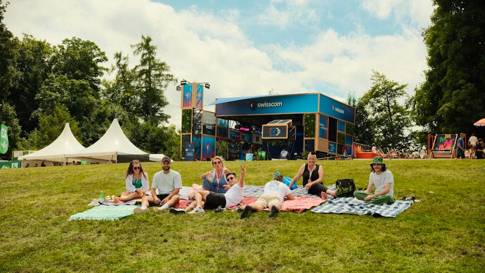 Der Donnerstag ist schon länger wach, die Musikfans scheinbar aber noch nicht: Picknick-Stimmung auf dem Berner Hausberg.