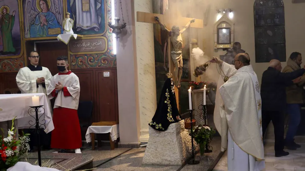 Le curé latin de la bande de Gaza Gabriel Romanelli, célébrant ici la messe de minuit de la veille de Noël en 2021, fait partie des blessés suite à la frappe israélienne qui a touché l'église catholique de la Sainte Famille dans la ville de Gaza. (Photo: archives)
