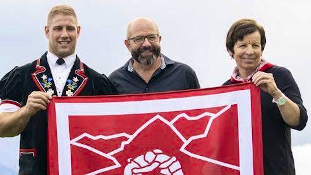 ESAF ambassadors Roger Rychen (left) and Vreni Schneider (right) with OC President Jakob Kamm.