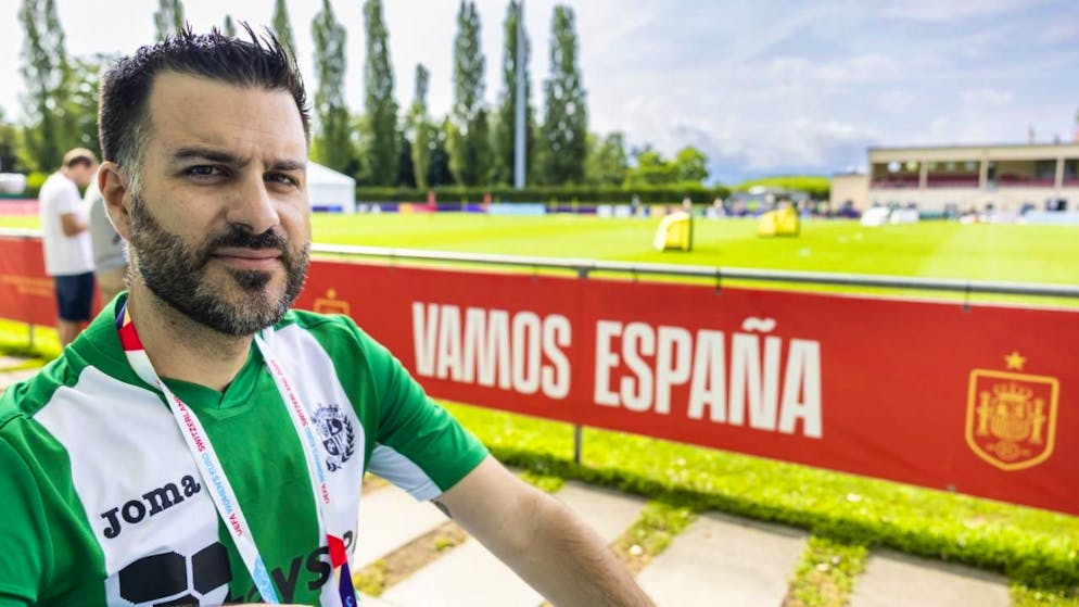 David Menayo Ramos reiste 2013 als einziger spanischer Journalist mit dem Nationalteam mit. Jetzt ist er einer von 40