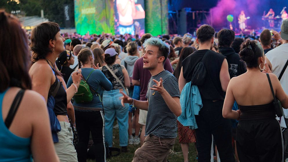Das Gurtenfestival am heutigen Donnerstag: Viel Frauenpower auf der Bühne, der Himmel blau und eine sehr coole Stimmung im Publikum.