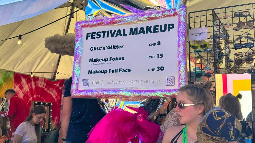 Glitter, glitter and make-up: Gurten visitors* are prettied up at this stand on the festival grounds.