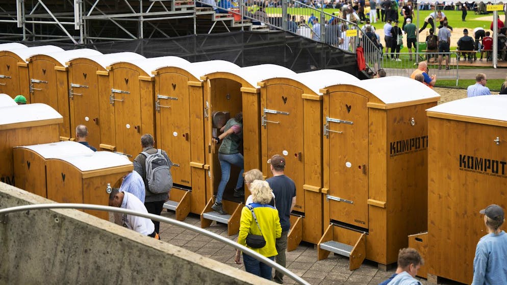 Eine Reihe Kompotoi WC Anlagen im Rahmen es 128. Nordostschweizer Schwingfestes, fotografiert am Sonntag, 30. Juni 2024 in Meilen. (KEYSTONE/Christian Beutler)