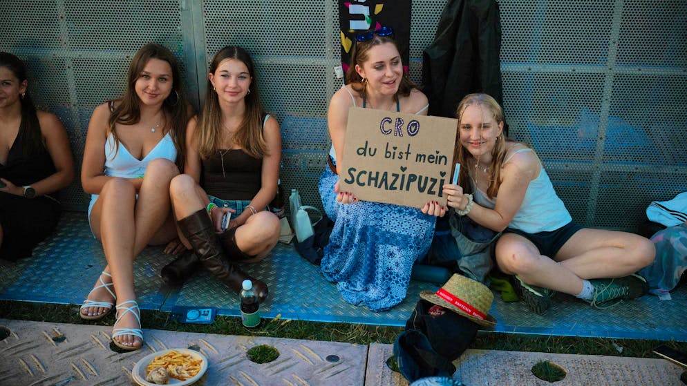 ... Goal: They want to experience Cro's concert right up front.