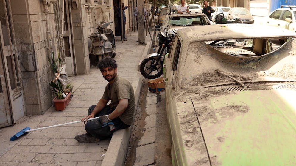Ein Mann ruht sich aus, nachdem er Schmutz und Trümmer nach einem israelischen Luftangriff aus seinem Haus in Teheran entfernt. (26. Juni 2025) 