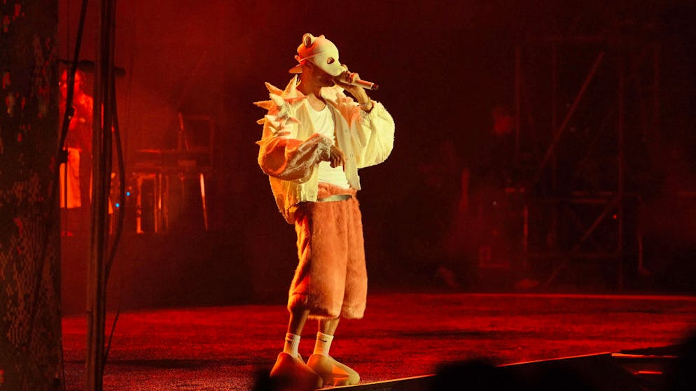 No sooner is he on stage at the Gurten than Cro has already changed his mask for the first time.