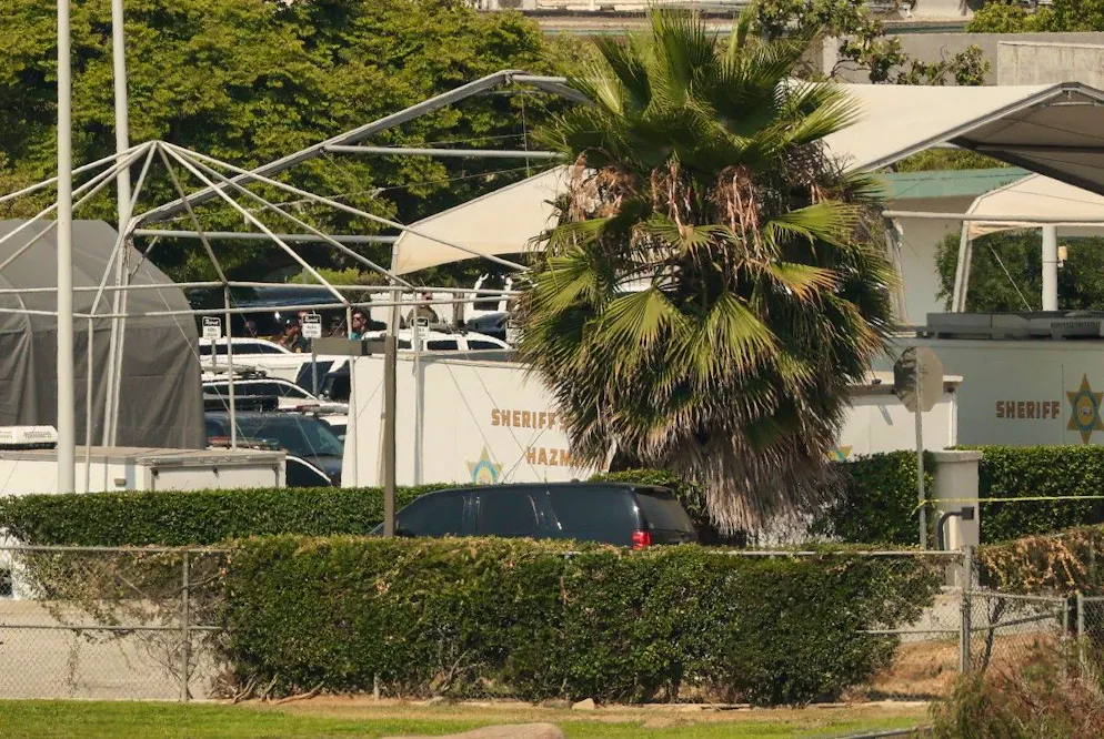 Deux véhicules HAZMAT (contre les matériaux dangereux) sont visibles après une explosion survenue au centre de formation du département du shérif du comté de Los Angeles, le 18 juillet 2025.