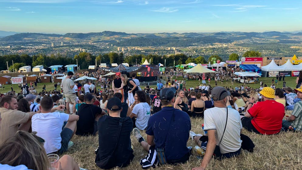 Viel Himmel, wenig Leinwand: Public-Viewing auf dem Gurten.