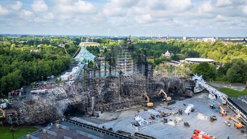 «Les artistes se tiendront très près du public». Tomorrowland ouvre malgré l’incendie, avec une scène construite en 48 heures