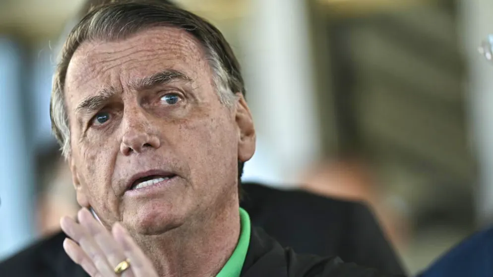 «Une chasse aux sorcières!». Jair Bolsonaro contraint de porter un bracelet électronique