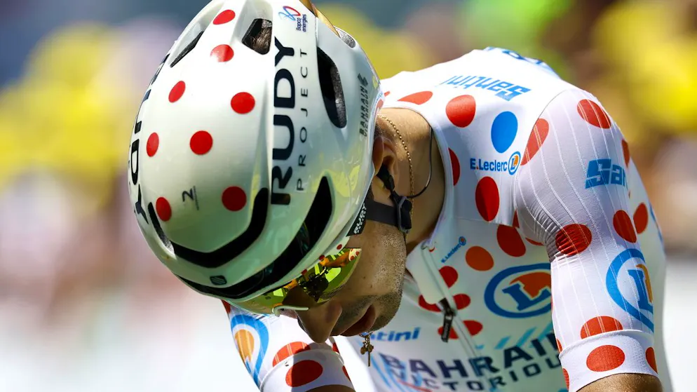 Un jour sur le Tour de France. Roue arrière dans la pente et un coureur se mue en commentateur