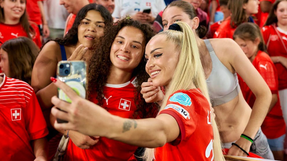 Alle wollen ein Selfie mit Alisha Lehmann. SFV-Sicherheitschef Inauen drängt sich natürlich nicht aufs Bild.
