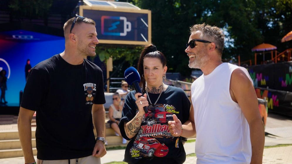 Das Berner Erfolgsduo Michel Schelker (rechts) und Simon Moser beim Interview mit blue News Host Bettina Bestgen.