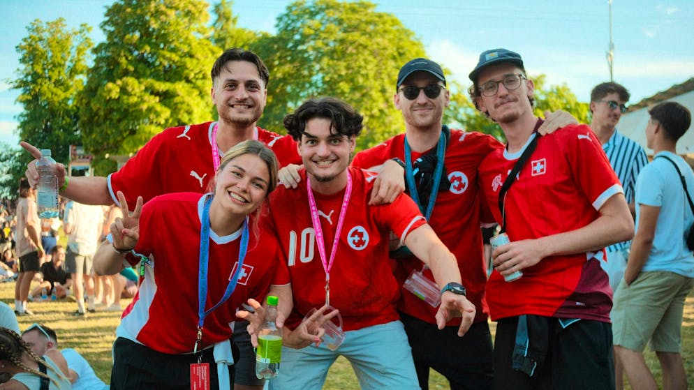 These Gurten visitors, on the other hand, limit themselves to cheering and writing in the public viewing area on the festival grounds.