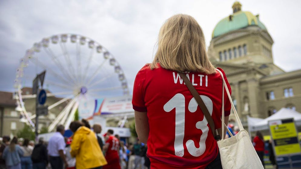 La fan zone aménagée sur la Place fédérale sera à nouveau bondée vendredi soir pour suivre la rencontre opposant la Suisse à l'Espagne dans le cadre de l'Euro féminin (archives).