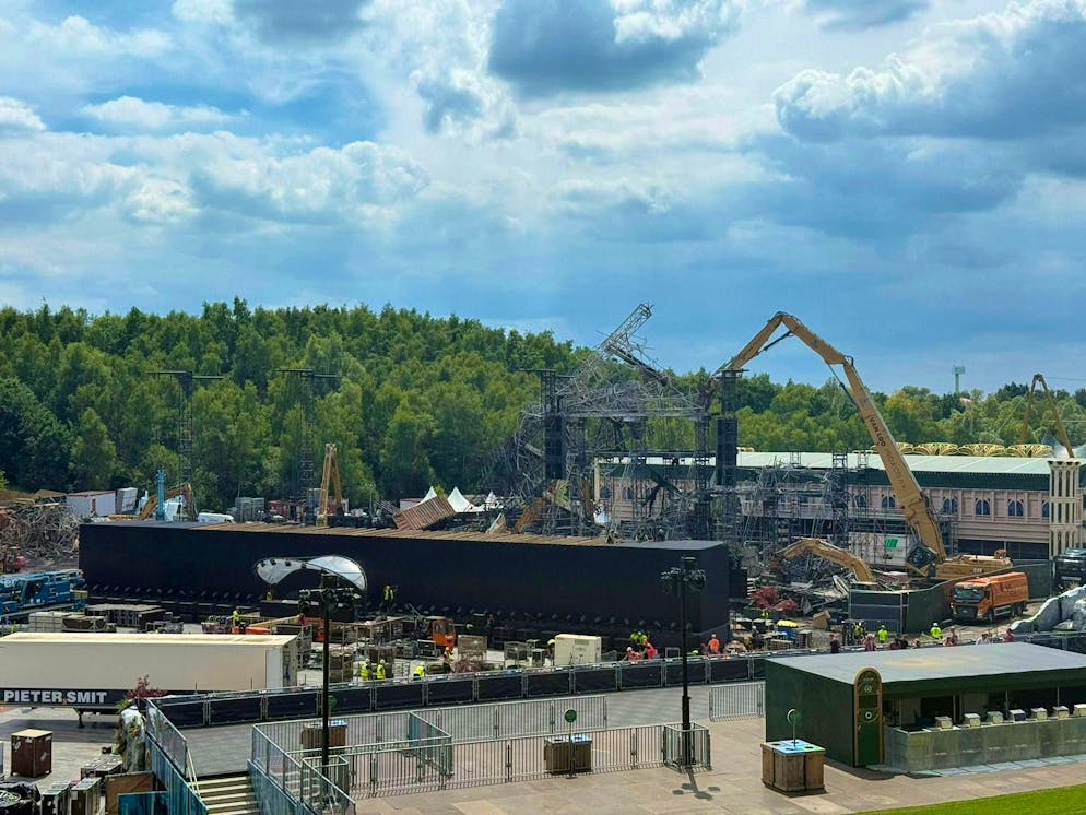 A new stage is being built at full speed. 