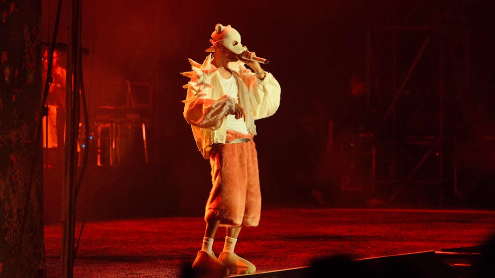 Kaum steht er auf dem Gurten auf der Bühne, schon hat Cro seine Maske ein erstes Mal gewechselt.