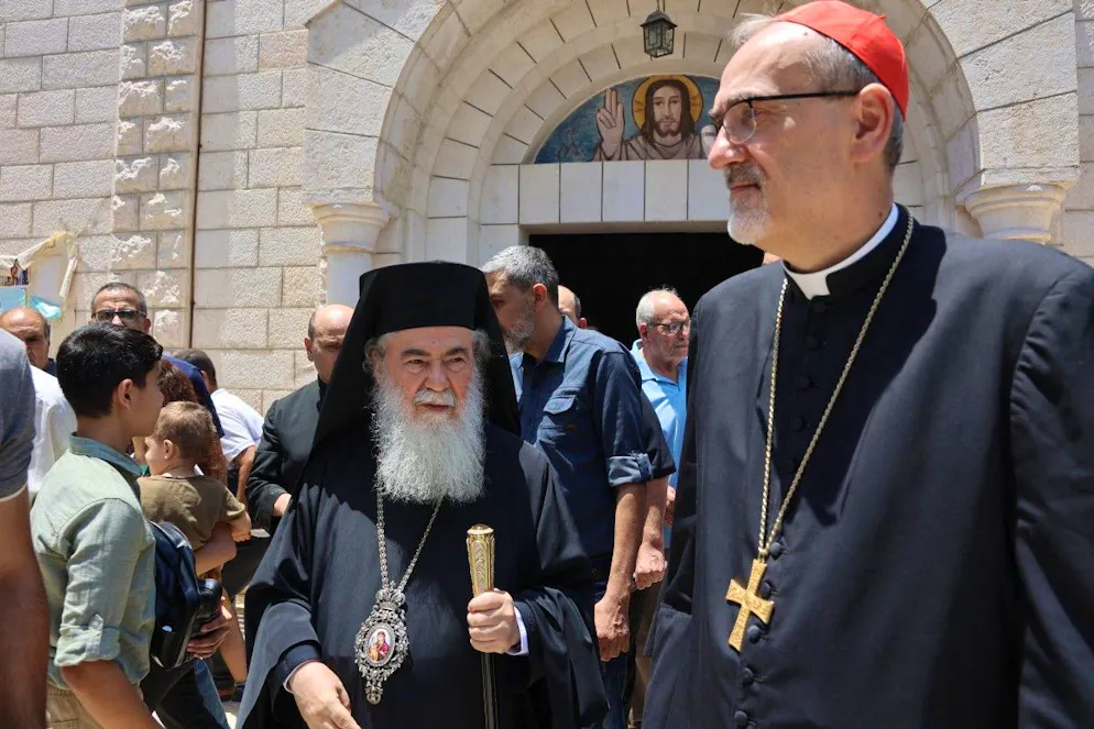 Le patriarche latin de Jérusalem, Pierbattista Pizzaballa (à droite), le patriarche grec orthodoxe de Jérusalem, Théophile III (au centre), à Gaza, le 18 juillet 2025.