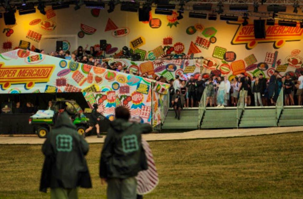 Rain at the Gurten Festival. Those who don't mind the rain seek shelter under the roof.