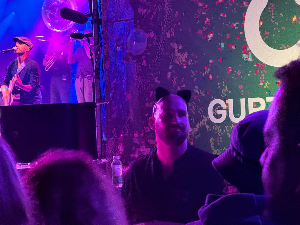 Hier trägt ein Sicherheitsbeamter schwarze Ohren.